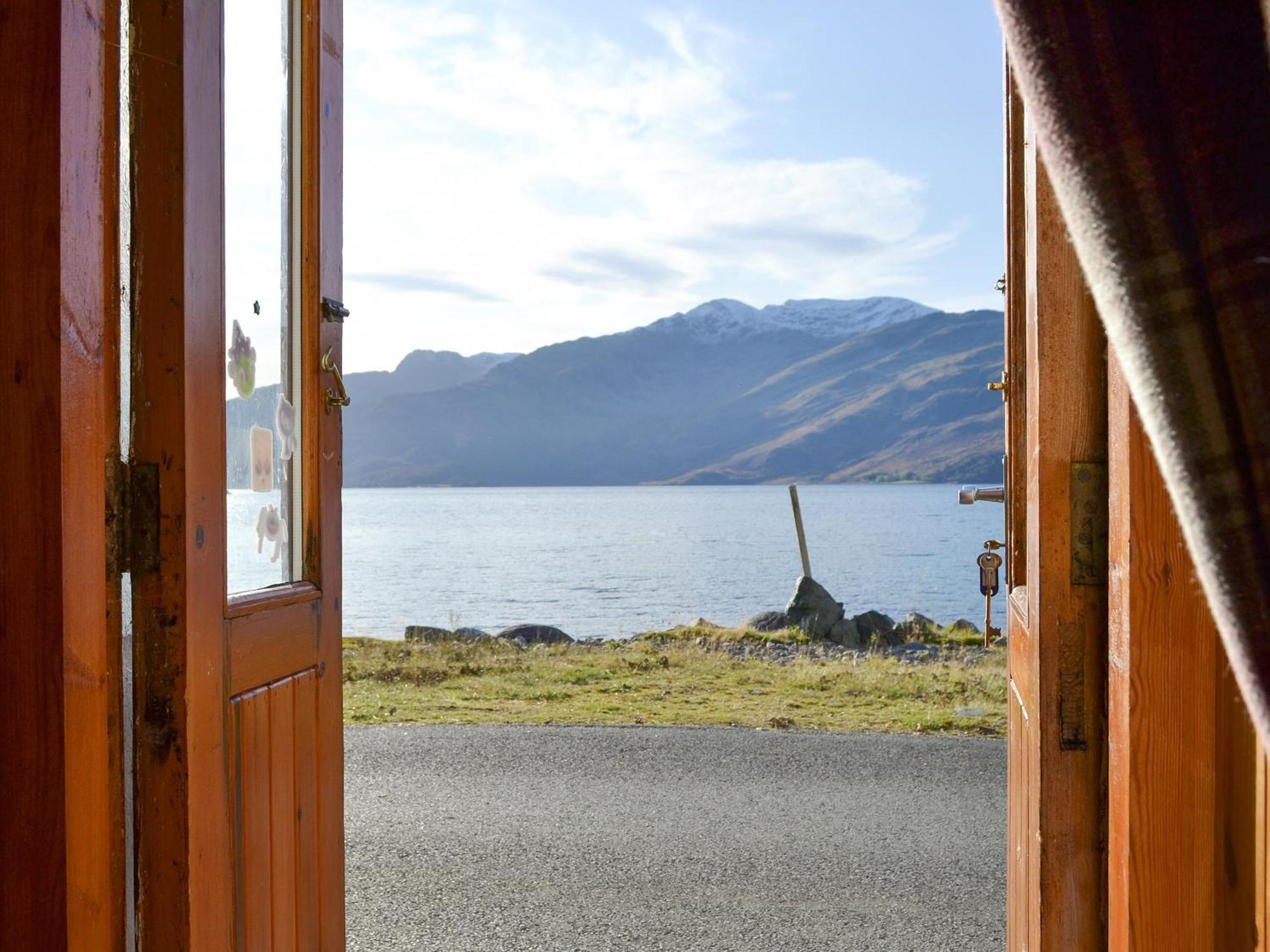 Shore Cottage Arnisdale Esterno foto